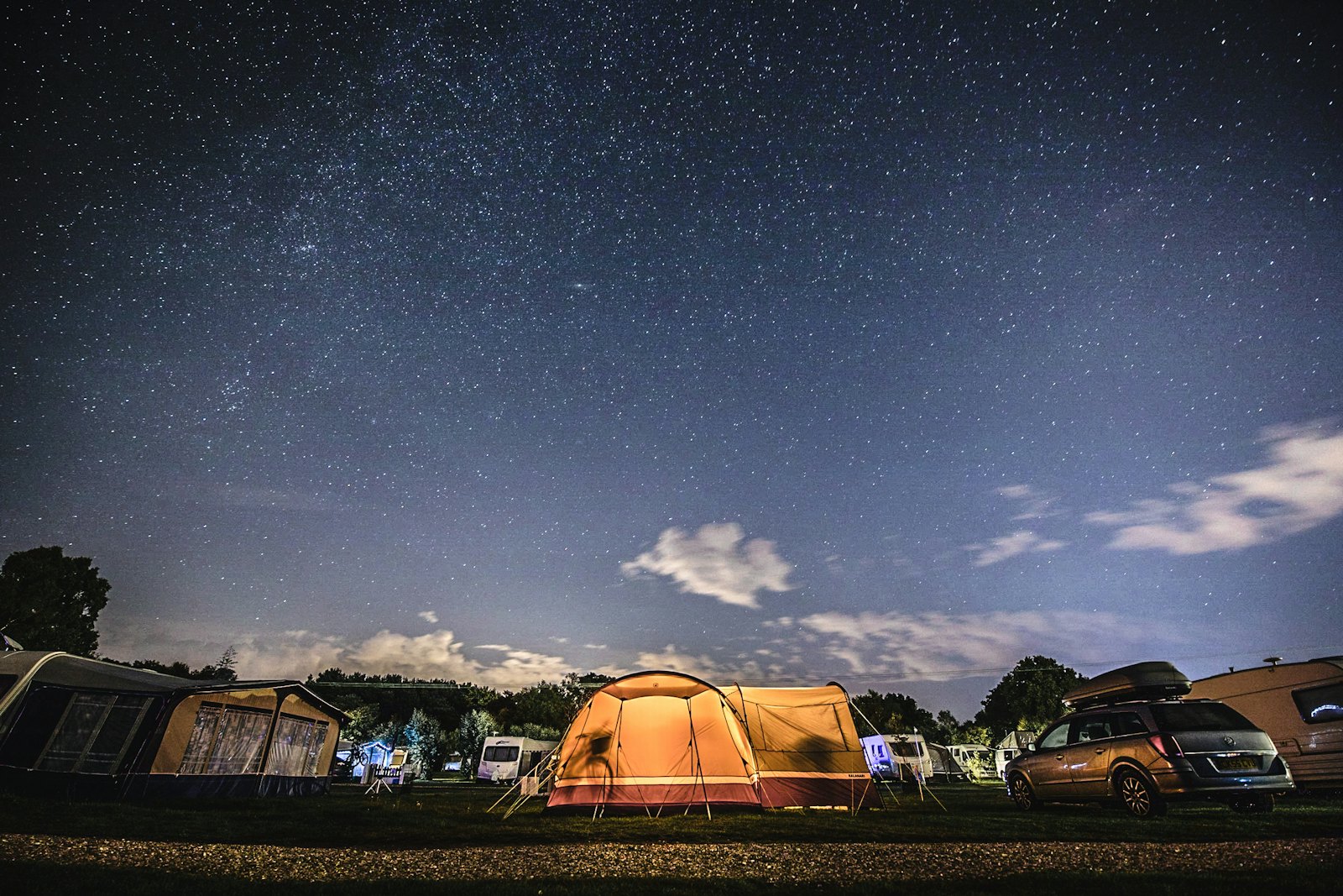 Camping de nuit, tente éclairée