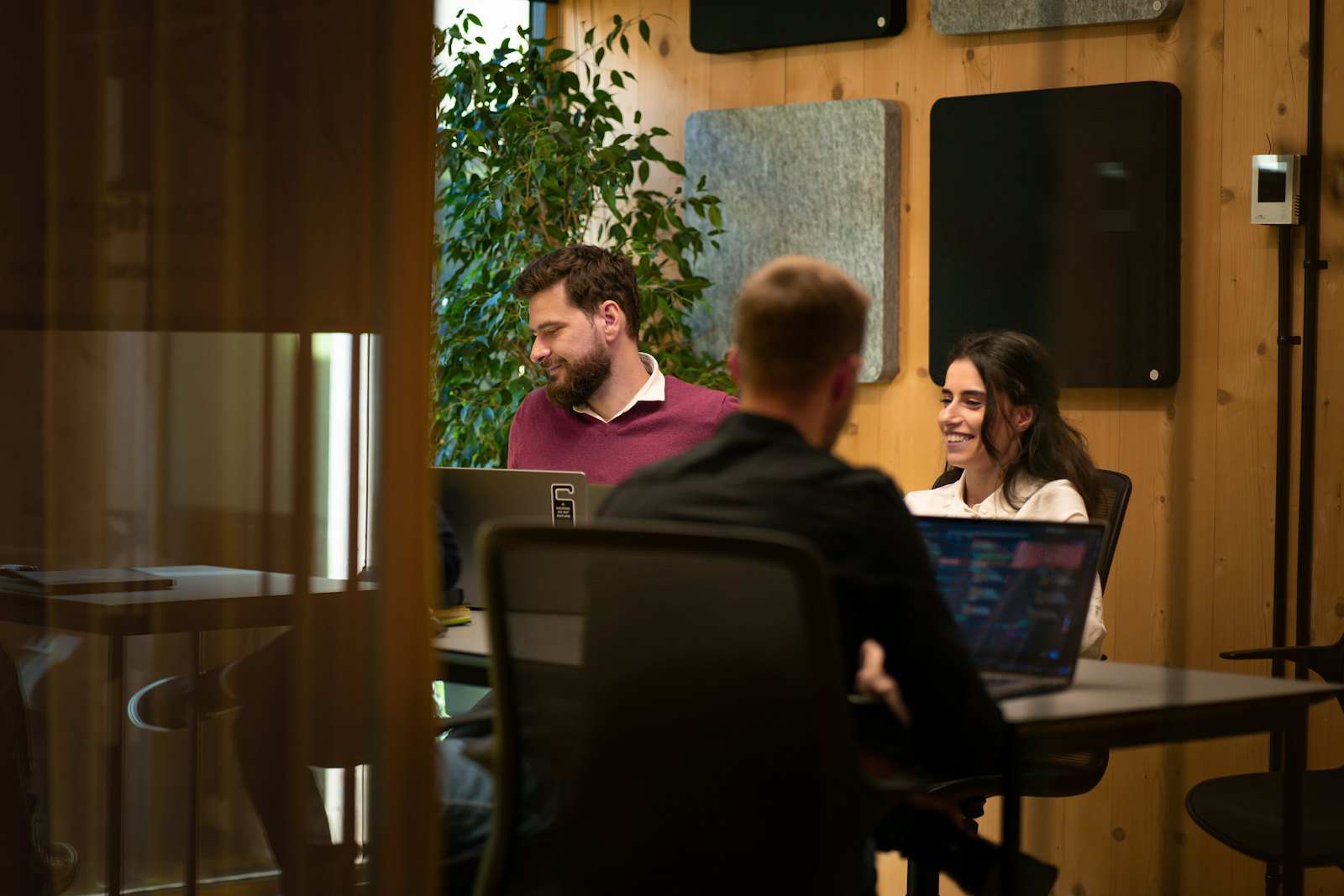 Équipe d'une TPE réunie autour d'ordinateurs portables connectés en WiFi sécurisé